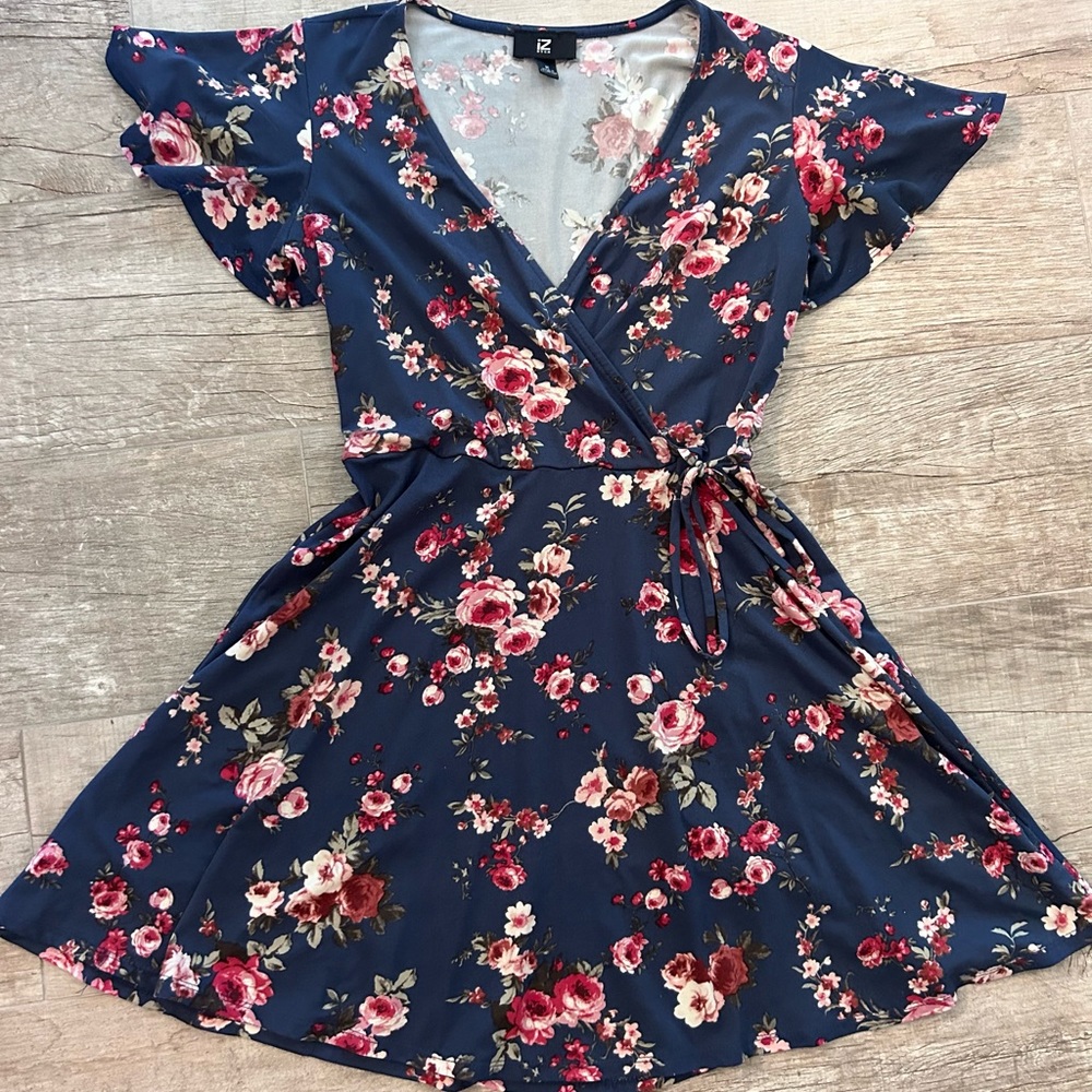 Beautiful floral dress perfect for any nice occasion and in great condition